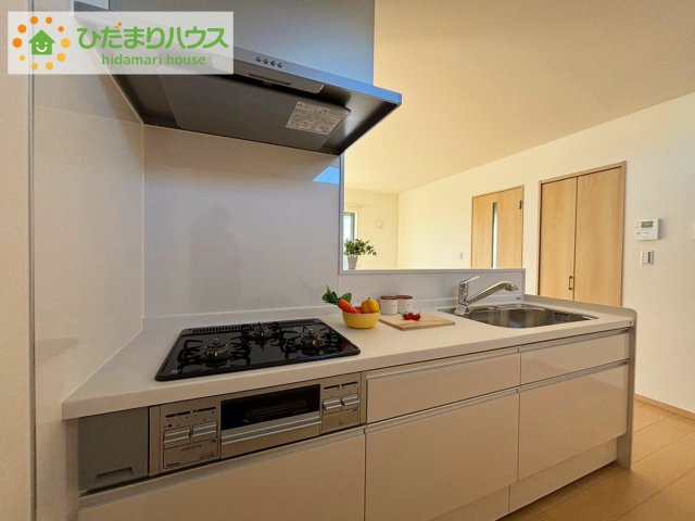 日立市大沼町1丁目　新築戸建のキッチン|3口コンロと収納豊富なキッチンで、ママの毎日のお料理もはかどります☆