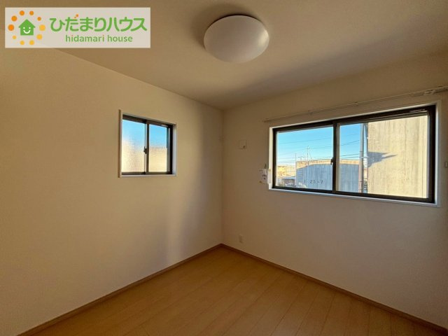 日立市大沼町1丁目　新築戸建の洋室|二面採光の設計で明るい時間帯は陽が入り、リラックス出来るお部屋となっています。