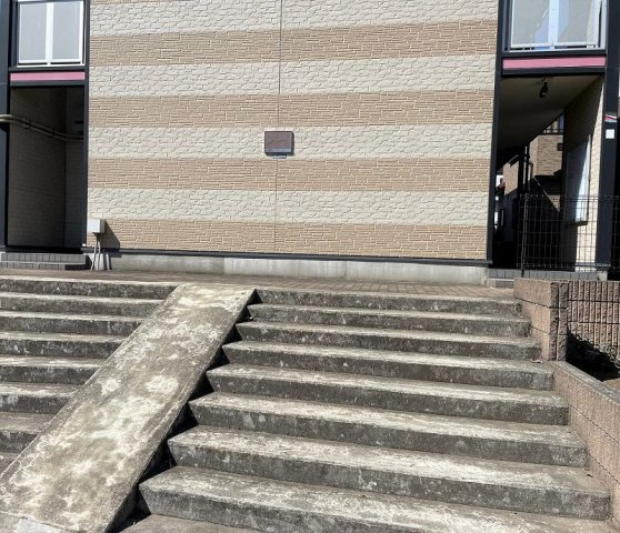 レオパレスHighBridgeのエントランス