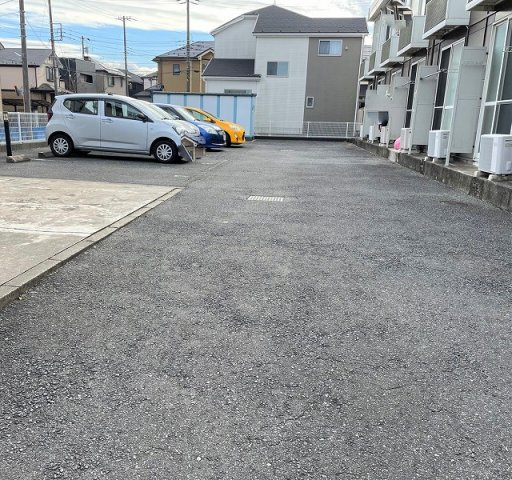 レオパレスプルミエの駐車場|画像5