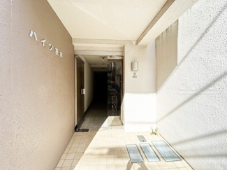【エントランス】 | お客様を、そして住人を出迎えてくれるマンションのエントランス。ゴミが落ちていないことからも、管理状態の良さや住民の節度の高さが見て取れます。～即日のご見学可能～　お問合せはお気軽にどうぞ。