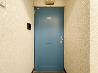 【その他共用部分】 | 皆様をお迎えする、お部屋の玄関ドア。開けやすさや開放角度、ドアノブの操作しやすさや鍵の形状などを、現地で一度ご確認ください。～即日のご見学可能～　お問合せはお気軽にどうぞ。