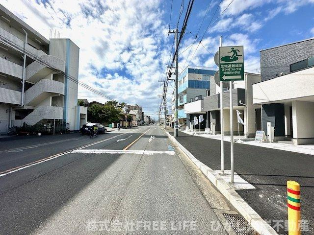 茅ヶ崎市浜須賀  新築戸建　全3棟の前面道路含む現地写真|前面道路
