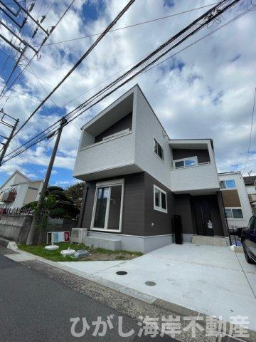 茅ヶ崎市柳島1丁目　新築戸建　全3棟の前面道路含む現地写真|現地外観　20帖　勾配天井のLDK
