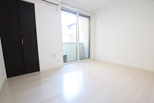 6.5帖洋室　白を基調としたモダンな雰囲気のお部屋です