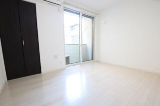 6.5帖洋室　白を基調としたモダンな雰囲気のお部屋です