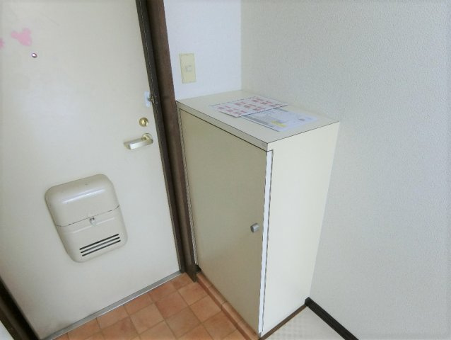 コーポラス大和の玄関|収納もある玄関です