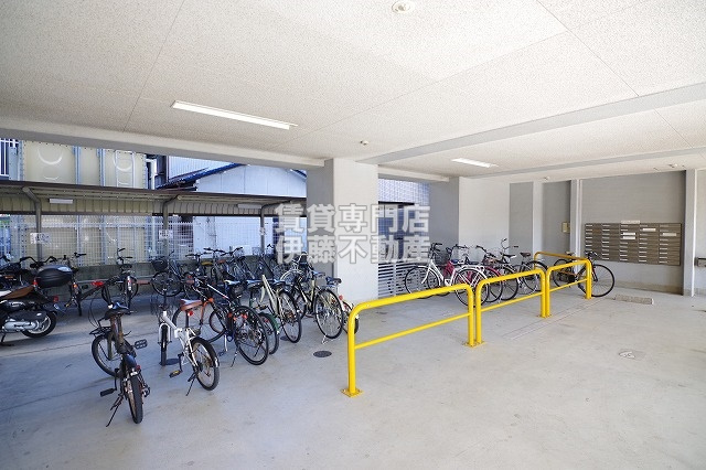 ブルームライフ黒川の駐車場