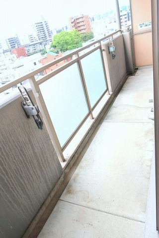 ホウライツルビルのバルコニー|バルコニーからの眺めを楽しみながら食事をしませんか