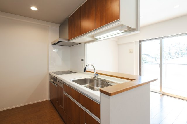 ルーシア嵯峨嵐山のキッチン|コンパクトなキッチンで掃除もラクラク