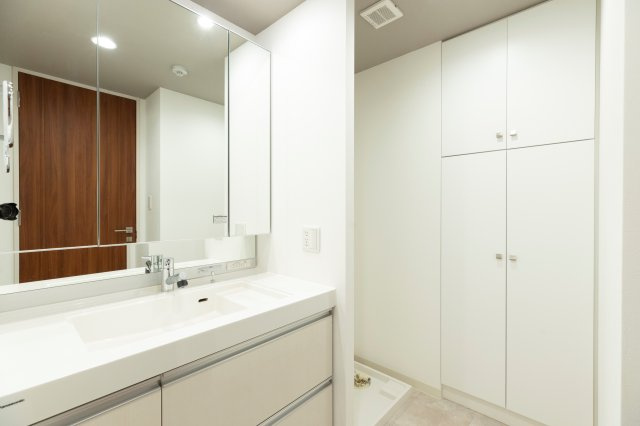 ルーシア嵯峨嵐山の独立洗面台|朝の支度にも助かる、独立の洗髪洗面化粧台