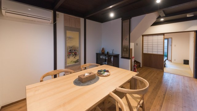 【オーナーチェンジ物件】右馬寮町戸建の居間・リビング|ゆったりとしたリビングです