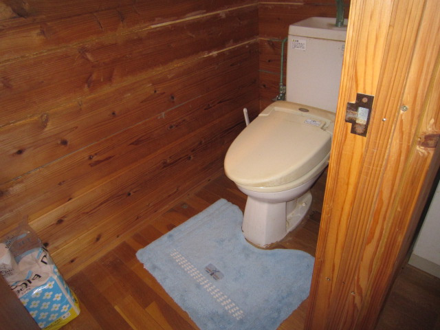 和歌山県日高郡別荘のトイレ|落ち着いた色調のトイレです