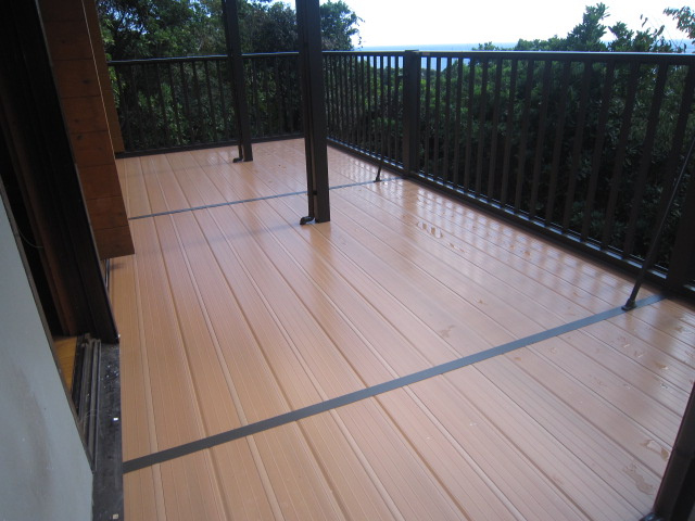 和歌山県日高郡別荘のバルコニー|２階にも新しくアルミデッキを付けました