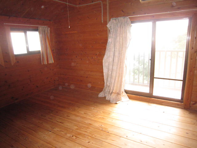 和歌山県日高郡別荘の洋室|ロフトからもベランダに出られます