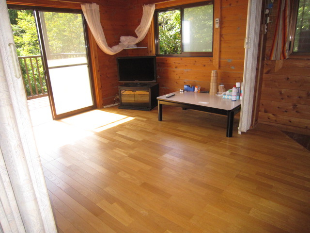 和歌山県日高郡別荘の居間・リビング|16帖のリビングはフルリフォームしました