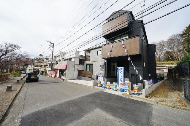 【横浜市保土ケ谷区新井町369-26新築戸建て】★仲介手数料無料★（新井小学校・新井中学校）の前面道路含む現地写真