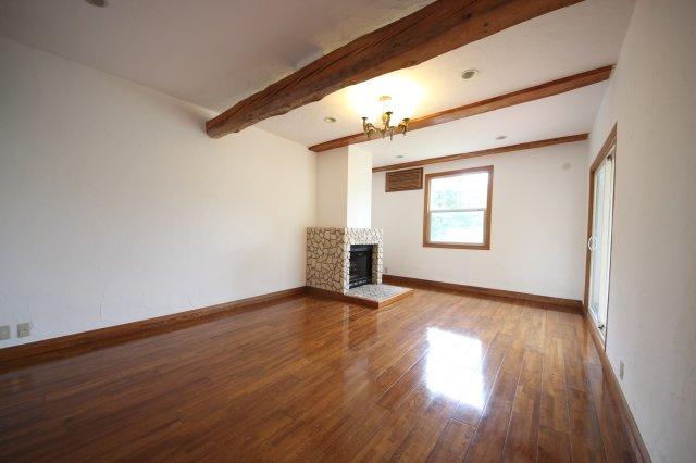 大津市北小松1552-5　戸建の居間・リビング|リビングです