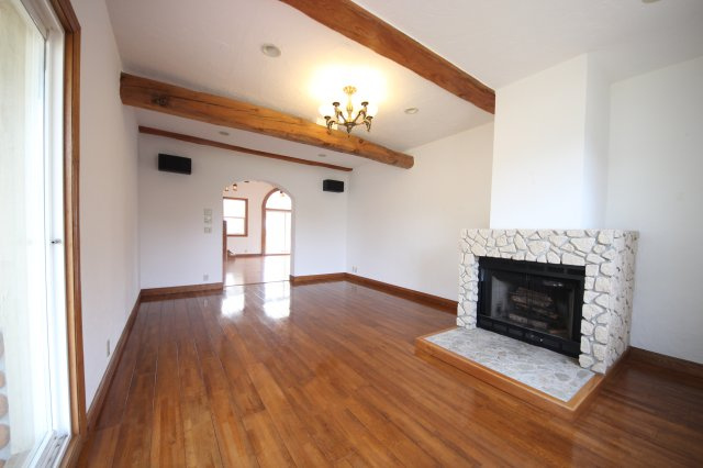 大津市北小松1552-5　戸建の居間・リビング|こちらのリビングで趣味の時間をお楽しみください