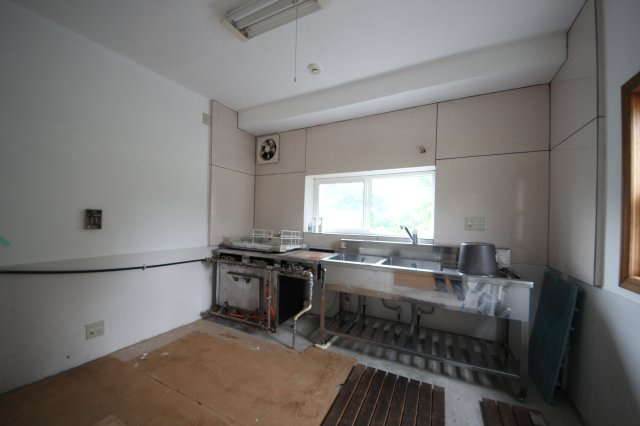 大津市北小松1552-5　戸建のキッチン|奥にあるサブキッチンスペース