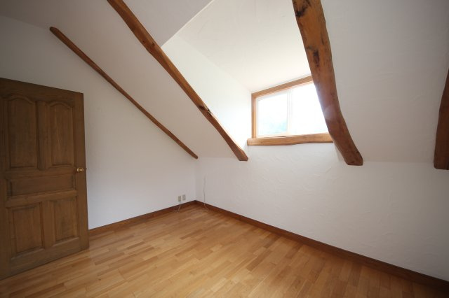 大津市北小松1552-5　戸建の収納|お部屋並みの広さのウォークインクローゼット
