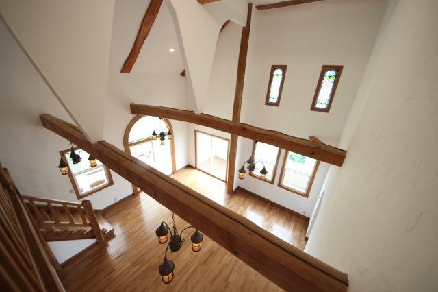 大津市北小松1552-5　戸建の内装|吹抜けを二階から