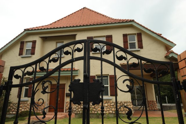 大津市北小松1552-5　戸建の外観|門越しの建物外観