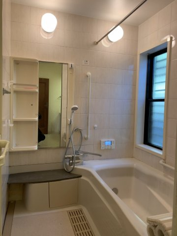 大津市日吉台4丁目28-14　中古戸建の浴室|落ち着いた空間のお風呂です