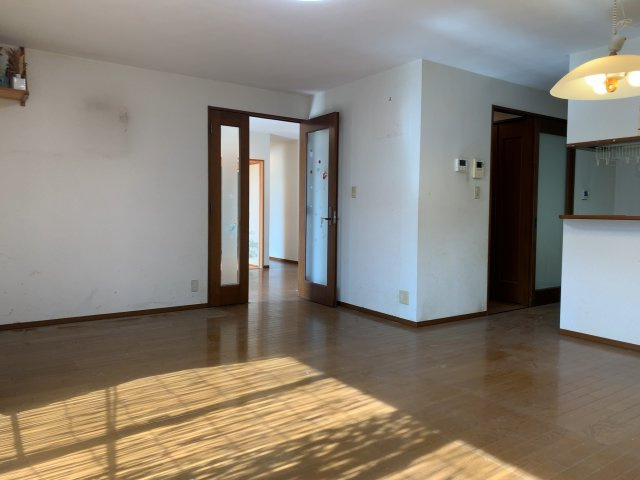 大津市日吉台4丁目28-14　中古戸建の居間・リビング|おしゃれなリビングです