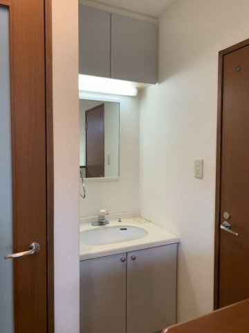 大津市日吉台4丁目28-14　中古戸建の独立洗面台|独立洗面台、小物を置くことができて便利です