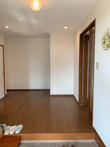 大津市日吉台4丁目28-14　中古戸建の玄関|ゆったりとした玄関です