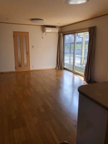 稗谷中古戸建の居間・リビング|こちらのリビングで趣味の時間をお楽しみください