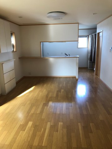 稗谷中古戸建の居間・リビング|使いやすいリビングです