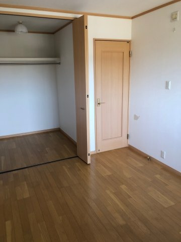 稗谷中古戸建の洋室|落ち着いた色調の洋室です