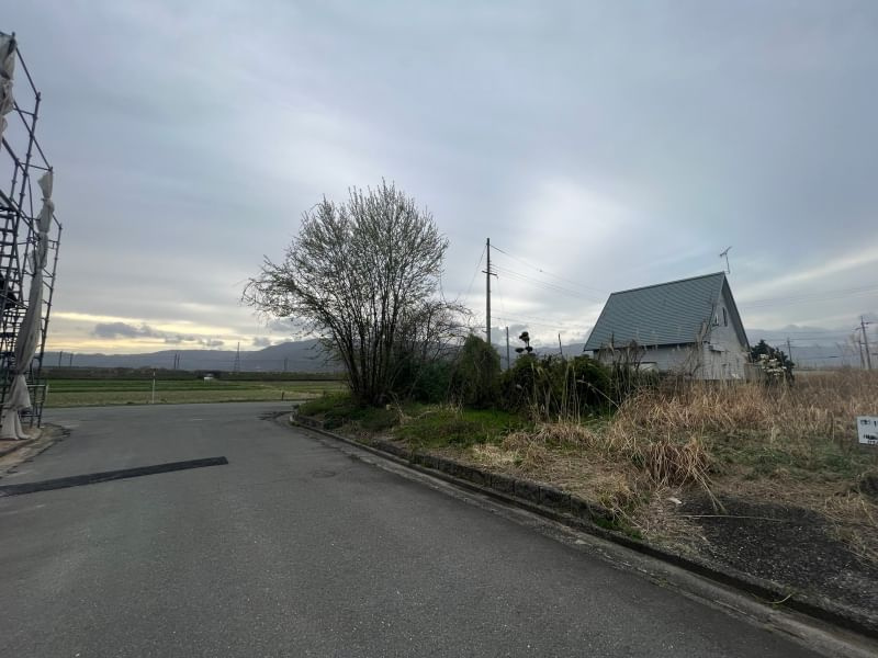 高島市今津町北仰217-37,201-49　売土地の前面道路含む現地写真