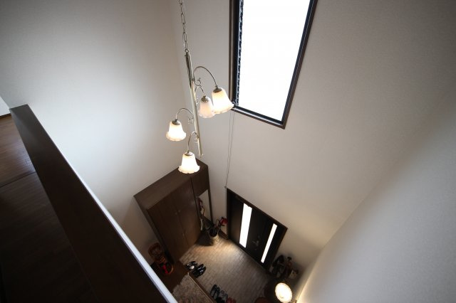 大津市仰木の里東5丁目11-15　中古戸建の内装|玄関吹抜けを上部から