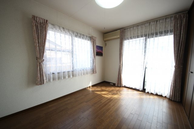 大津市仰木の里東5丁目11-15　中古戸建の洋室|スタンダードな洋室です