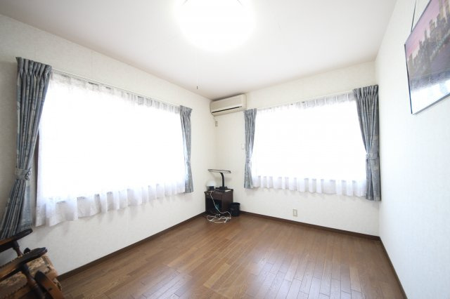 大津市仰木の里東5丁目11-15　中古戸建の洋室|落ち着いた色調の洋室です