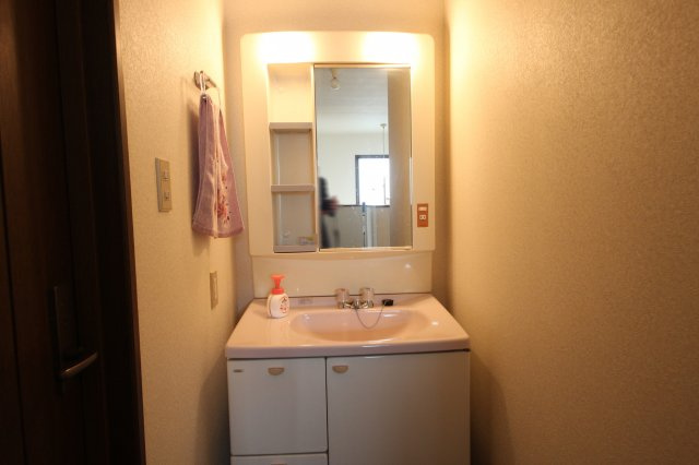 大津市仰木の里東5丁目11-15　中古戸建の独立洗面台|二階にも洗面台があります