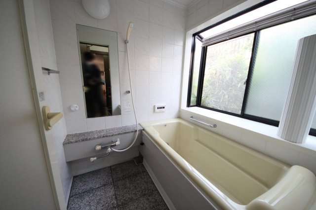 大津市仰木の里東5丁目11-15　中古戸建の浴室|きれいなお風呂です