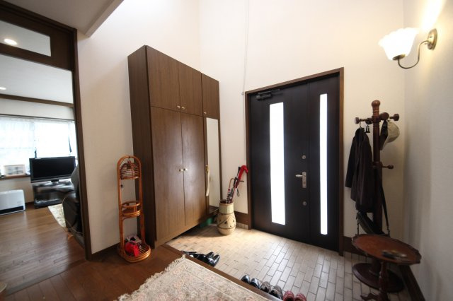 大津市仰木の里東5丁目11-15　中古戸建の玄関|きれいな玄関です