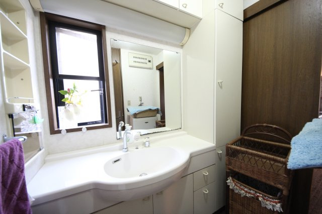 大津市仰木の里東5丁目11-15　中古戸建の独立洗面台|使いやすい独立洗面台です