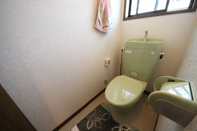 大津市仰木の里東5丁目11-15　中古戸建のトイレ|１階２階それぞれにトイレがあります