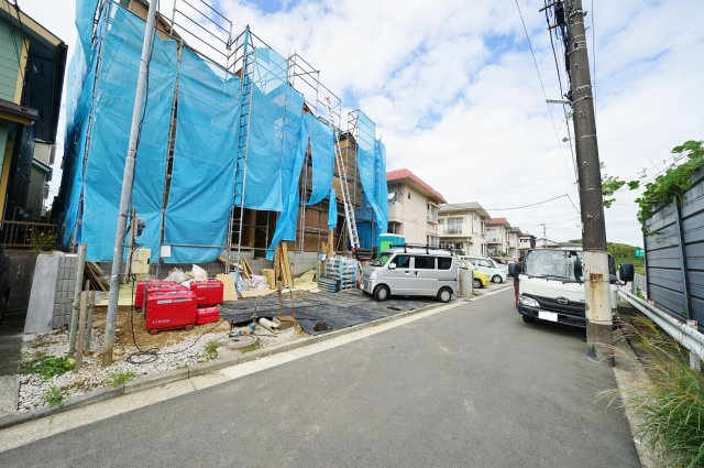 【横浜市保土ケ谷区新桜ケ丘1丁目13-27全2棟新築戸建て】★仲介手数料無料★（藤塚小学校・橘中学校）の前面道路含む現地写真