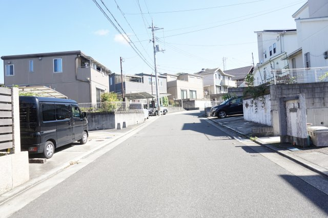 中古戸建　四條畷市田原台2丁目（平成23年築）の前面道路含む現地写真