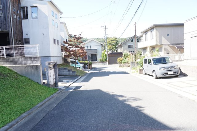 中古戸建　四條畷市田原台2丁目（平成23年築）の前面道路含む現地写真