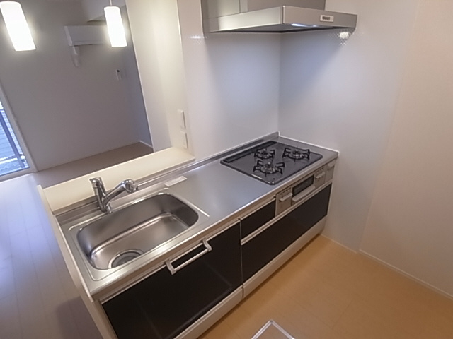 神戸市須磨区月見山町３丁目のアパートのキッチン|システムキッチン（ガス３口）