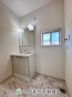 【洗面所】 | クライン宇都宮市宮原第1期　2号棟 | シャンプードレッサーで朝の身支度♪伸びるホースでお掃除も簡単清潔です！