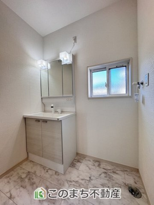 【洗面所】 | クライン宇都宮市宮原第1期　2号棟 | シャンプードレッサーで朝の身支度♪伸びるホースでお掃除も簡単清潔です！