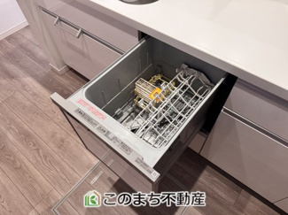 【キッチン】 | クライン宇都宮市宮原第1期　2号棟 | あったらいいなの代表的な設備である食洗機。ビルトイン型なので、おさまりもよく、使い勝手も良好です。料理をするのは好きだけど、後片付けは苦手な方に重宝します。洗う手間がないので、時間を有効に使えますね。